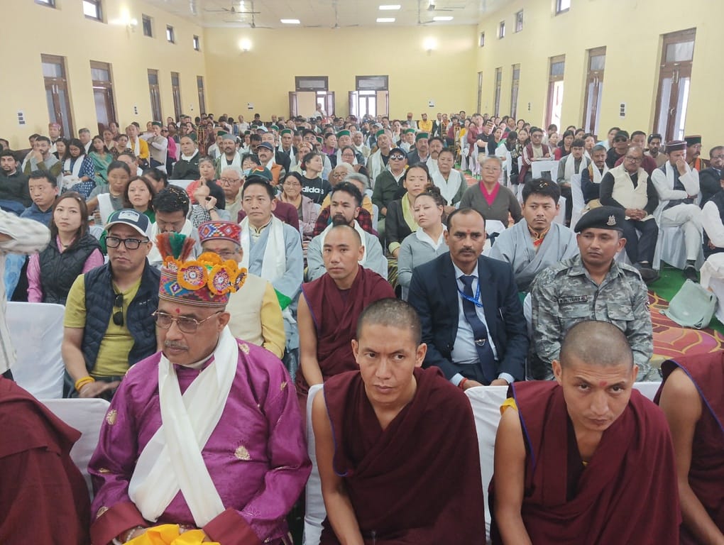 धर्म सम्मेलन के दौरान आपस में बातचीत करते आरएसएस के सरकार्यवाह दत्तात्रेय होसबाले और तिब्बती धर