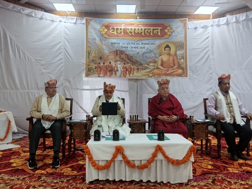 धर्म सम्मेलन के दौरान आपस में बातचीत करते आरएसएस के सरकार्यवाह दत्तात्रेय होसबाले और तिब्बती धर