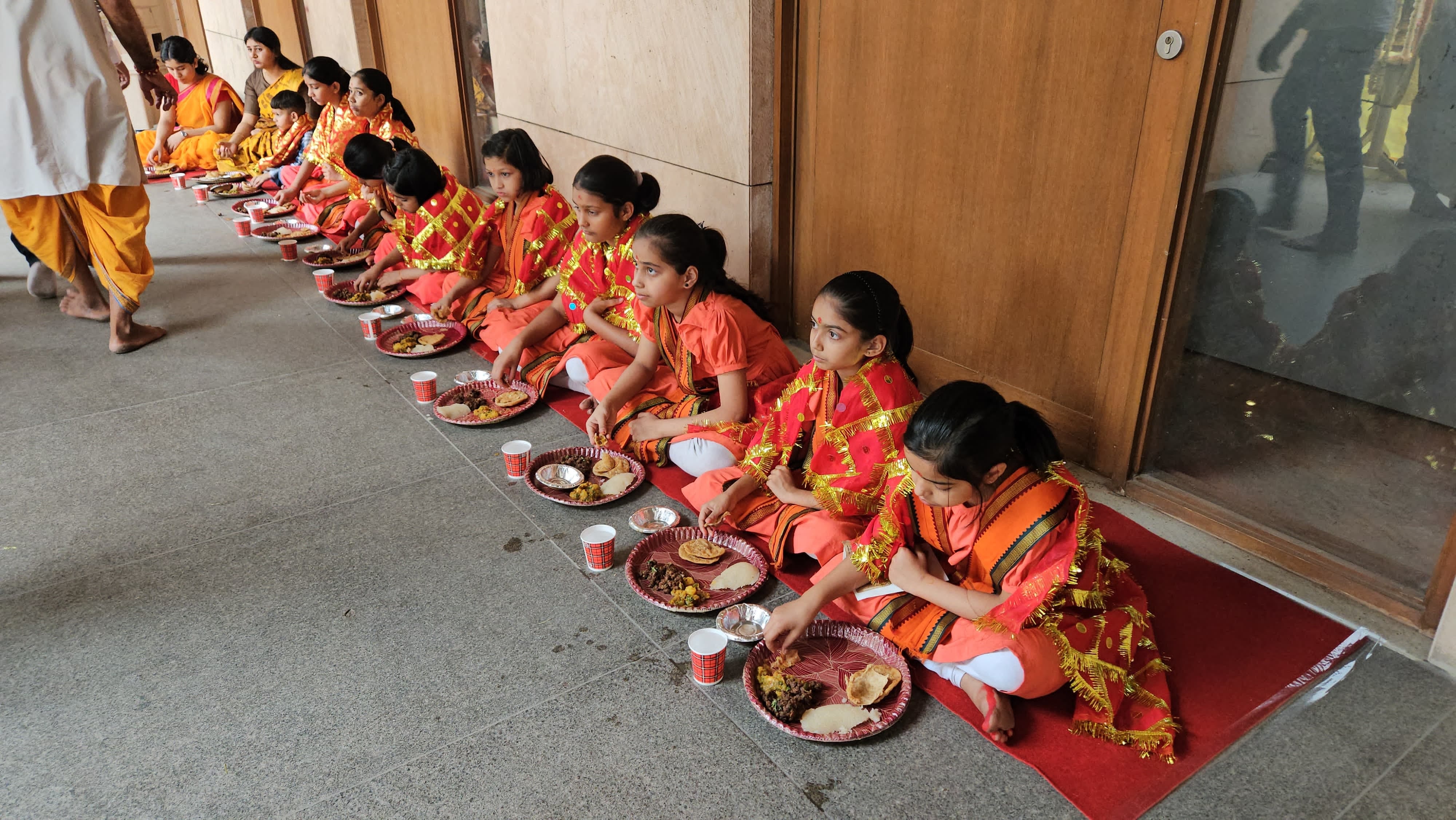 वाराणसी में शुक्रवार को बाबा कीनाराम में कन्यापूजन में शामिल कन्याऐं ।संवाद वाराणसी में शुक्रवार को बाबा कीनाराम में कन्यापूजन में शामिल कन्याऐं ।संवाद