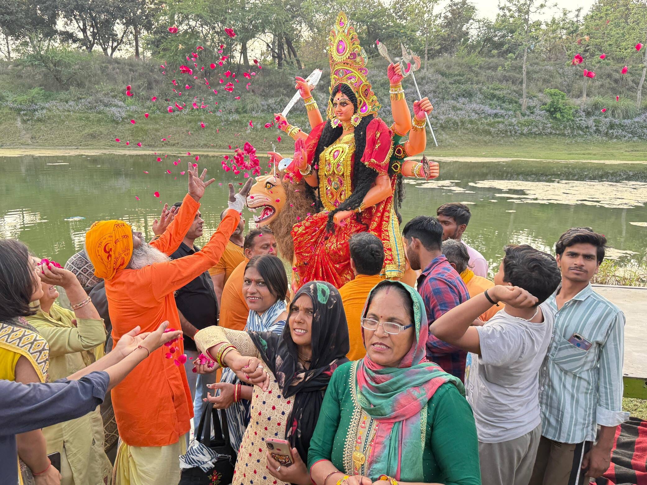 विसर्जन से पूर्व माता से क्षमा याचना करते श्रद्धालु स्रोत संवाद