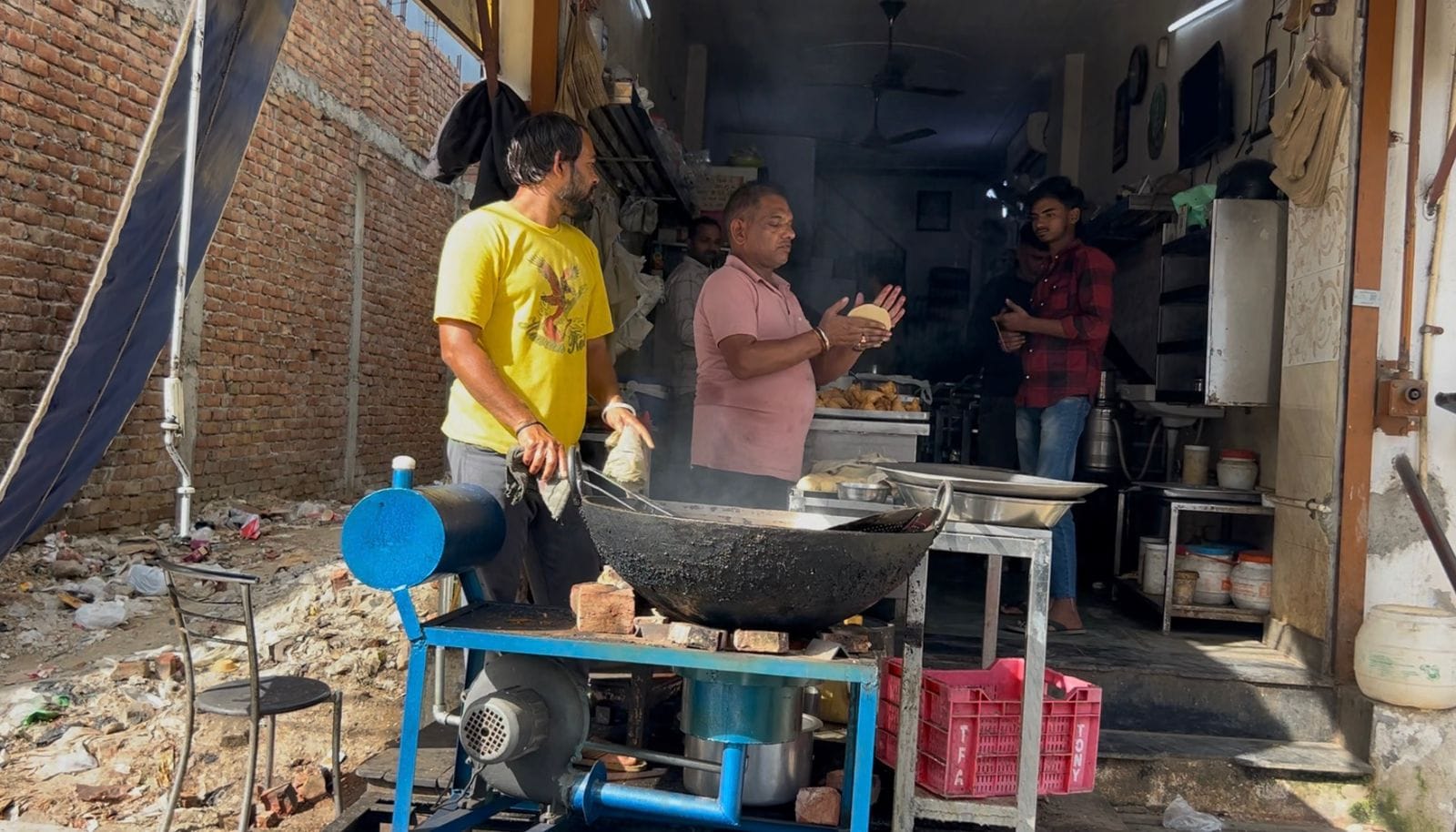 11-रोहतक कोर्ट रोड पर लकड़ी की भट्टी जलकार खाना बनाते दुकानदार। संवाद 11-रोहतक कोर्ट रोड पर लकड़ी की भट्टी जलकार खाना बनाते दुकानदार। संवाद