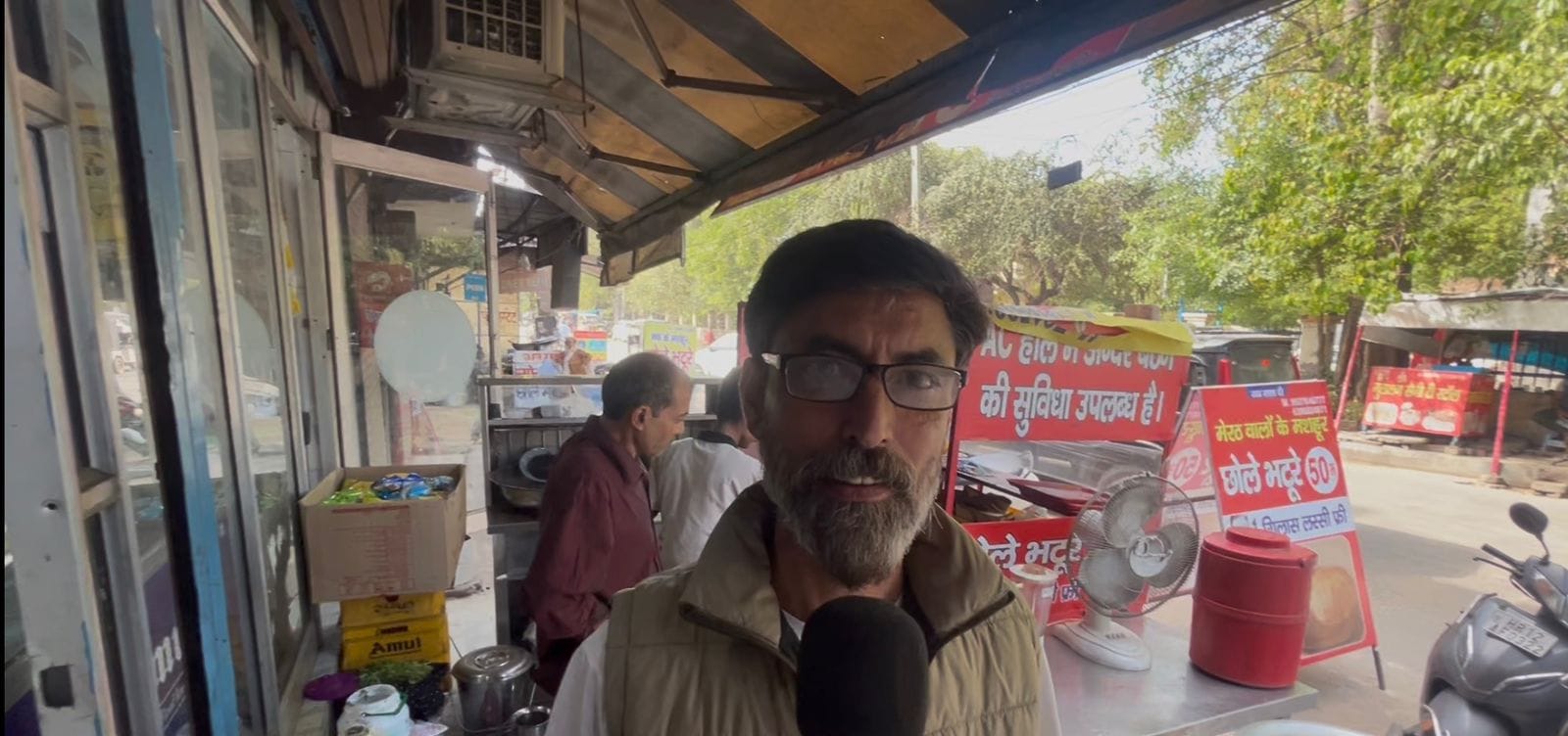 11-रोहतक कोर्ट रोड पर लकड़ी की भट्टी जलकार खाना बनाते दुकानदार। संवाद 11-रोहतक कोर्ट रोड पर लकड़ी की भट्टी जलकार खाना बनाते दुकानदार। संवाद