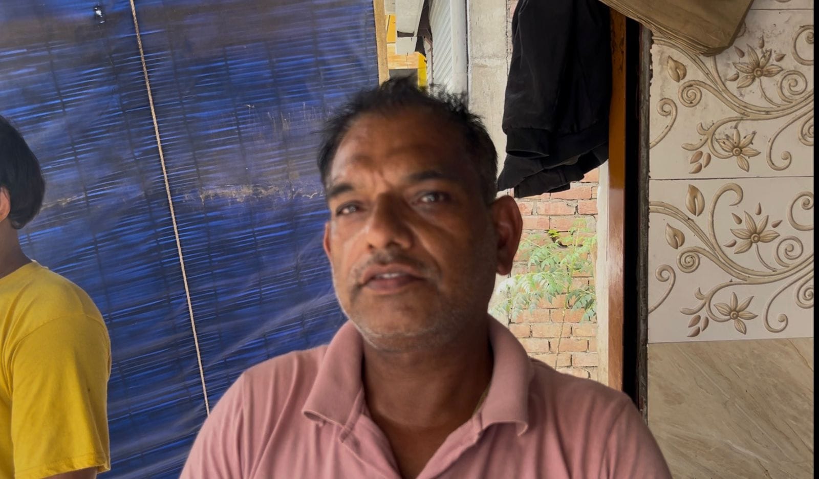 11-रोहतक कोर्ट रोड पर लकड़ी की भट्टी जलकार खाना बनाते दुकानदार। संवाद 11-रोहतक कोर्ट रोड पर लकड़ी की भट्टी जलकार खाना बनाते दुकानदार। संवाद