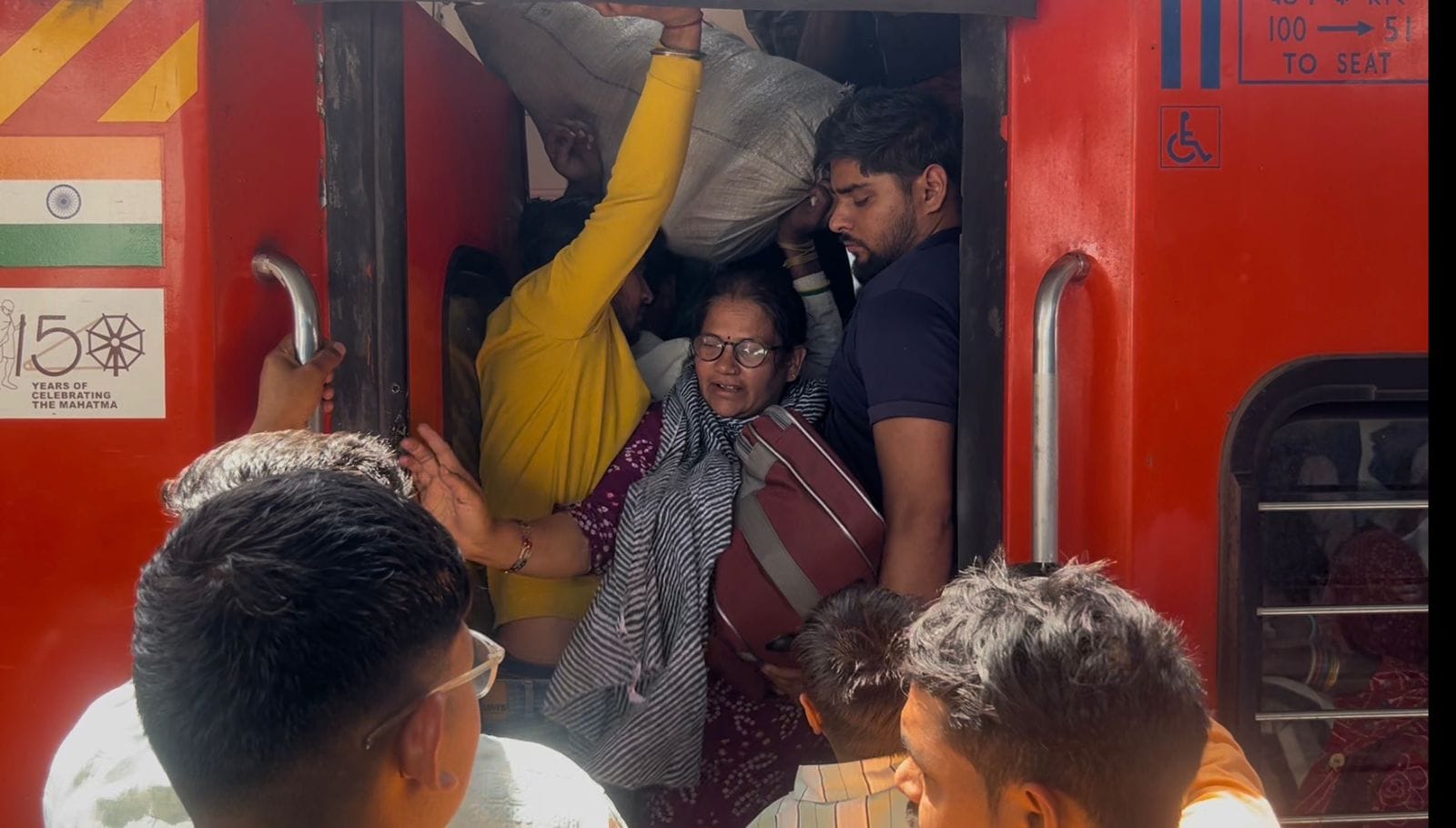 12-रोहतक रेलवे स्टेशन पर अंडमान एक्सप्रेस ट्रेन में भीड़ के दौरान सवार होते यात्री। संवाद 12-रोहतक रेलवे स्टेशन पर अंडमान एक्सप्रेस ट्रेन में भीड़ के दौरान सवार होते यात्री। संवाद