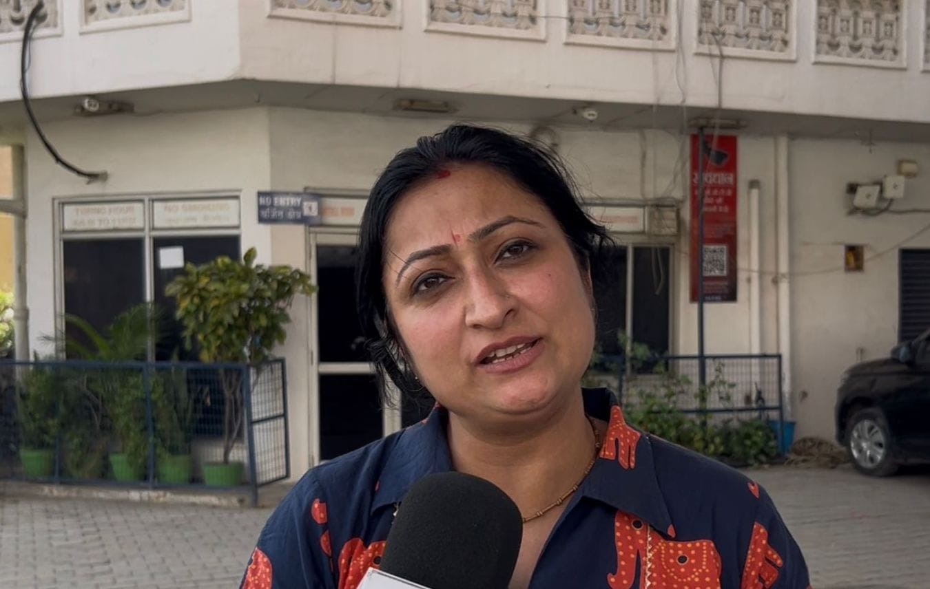 22-रोहतक के गोहाना के शांतमई चौक स्थित पेट्रोल पर से स्कूल में तेल डलवाता नागरिक। संवाद 22-रोहतक के गोहाना के शांतमई चौक स्थित पेट्रोल पर से स्कूल में तेल डलवाता नागरिक। संवाद