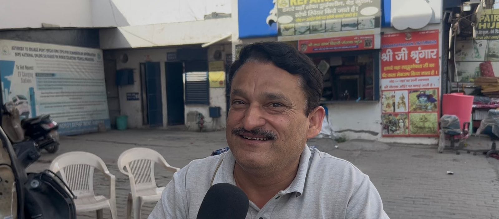 22-रोहतक के गोहाना के शांतमई चौक स्थित पेट्रोल पर से स्कूल में तेल डलवाता नागरिक। संवाद 22-रोहतक के गोहाना के शांतमई चौक स्थित पेट्रोल पर से स्कूल में तेल डलवाता नागरिक। संवाद