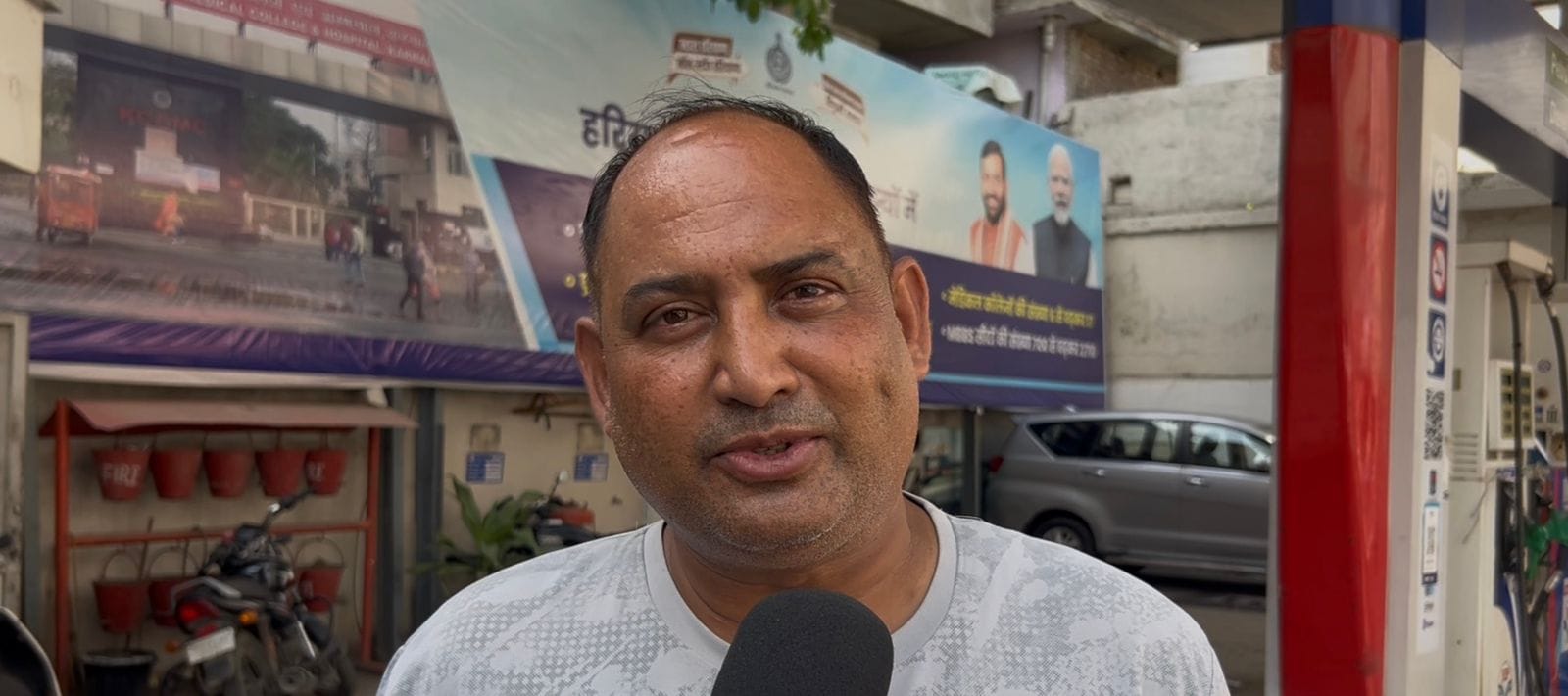 22-रोहतक के गोहाना के शांतमई चौक स्थित पेट्रोल पर से स्कूल में तेल डलवाता नागरिक। संवाद 22-रोहतक के गोहाना के शांतमई चौक स्थित पेट्रोल पर से स्कूल में तेल डलवाता नागरिक। संवाद
