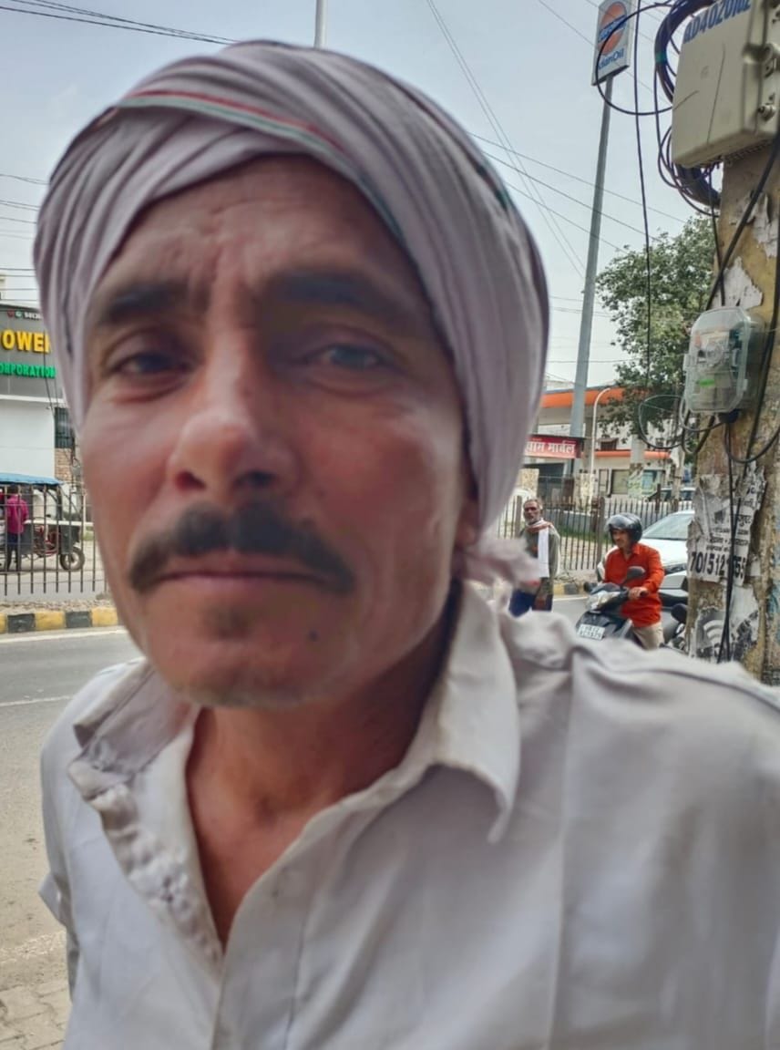 24-शहर के शीला बाईपास स्थित गैस एजेंसी पर कतार में लगे उपभोक्ता। संवाद 24-शहर के शीला बाईपास स्थित गैस एजेंसी पर कतार में लगे उपभोक्ता। संवाद