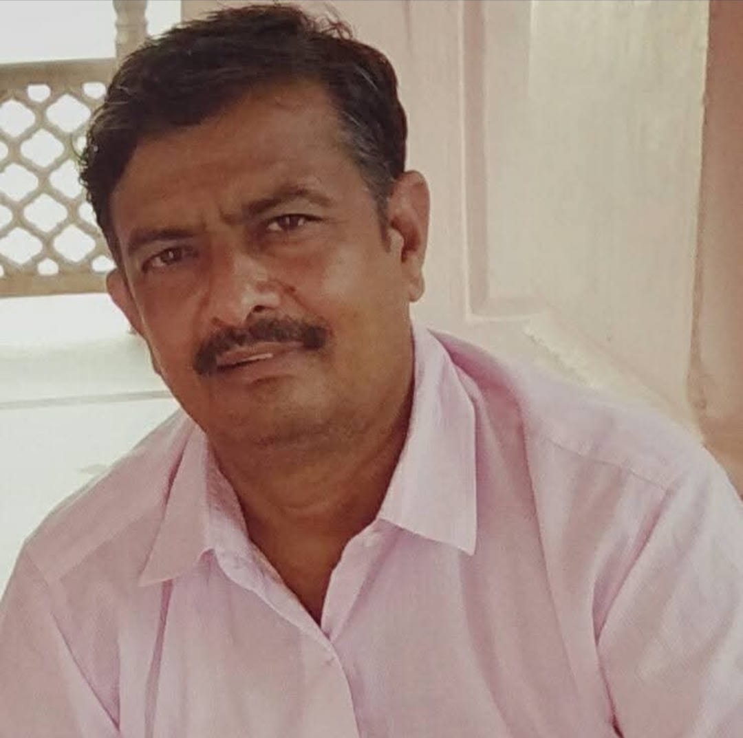 27-रोहतक के रेलवे रोड पर किताब-कॉपियां खरीद कर लेते जाते अभिभावक। संवाद 27-रोहतक के रेलवे रोड पर किताब-कॉपियां खरीद कर लेते जाते अभिभावक। संवाद