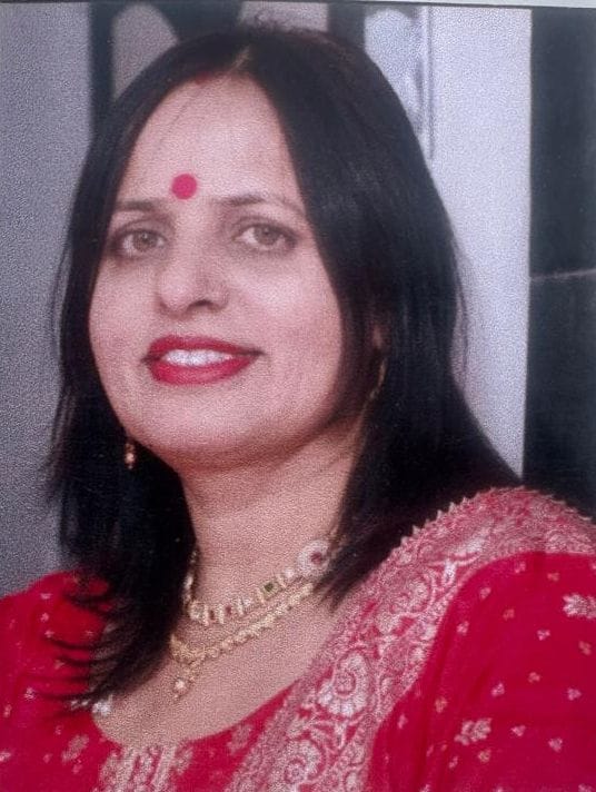 27-रोहतक के रेलवे रोड पर किताब-कॉपियां खरीद कर लेते जाते अभिभावक। संवाद