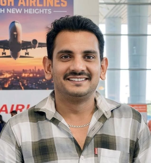 27-रोहतक के रेलवे रोड पर किताब-कॉपियां खरीद कर लेते जाते अभिभावक। संवाद