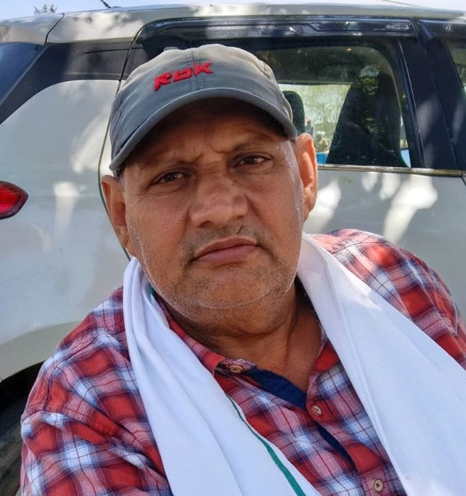 28जेएनडी06-अनाज मंडी में पहुंची सरसों की सफाई करते मजदूर। संवाद