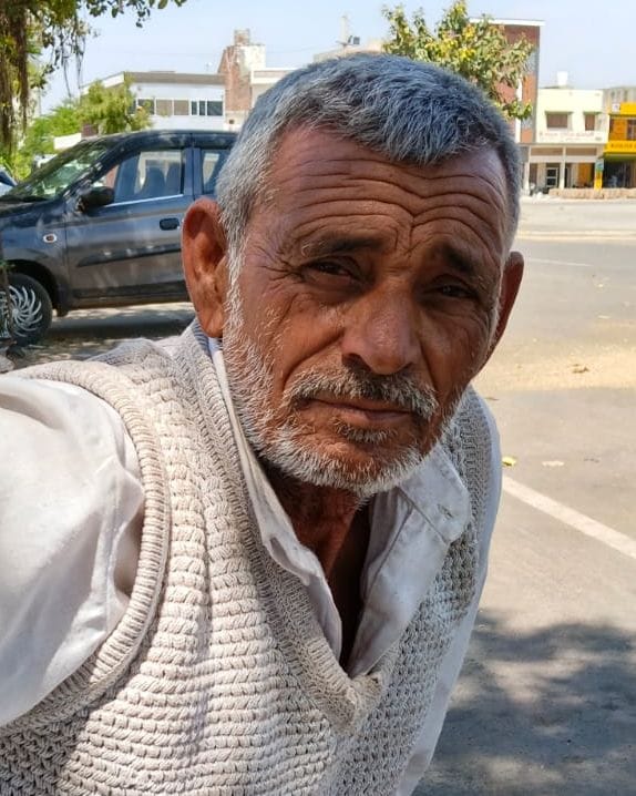 28जेएनडी06-अनाज मंडी में पहुंची सरसों की सफाई करते मजदूर। संवाद