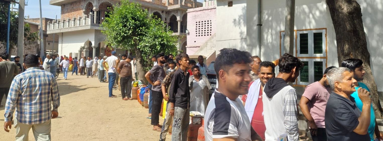 28जेएनडी10-सिलिंडर नहीं मिलने पर गोहाना रोड पर जाम लगाते उपभोक्ता। स्रोत उपभोक्ता 28जेएनडी10-सिलिंडर नहीं मिलने पर गोहाना रोड पर जाम लगाते उपभोक्ता। स्रोत उपभोक्ता