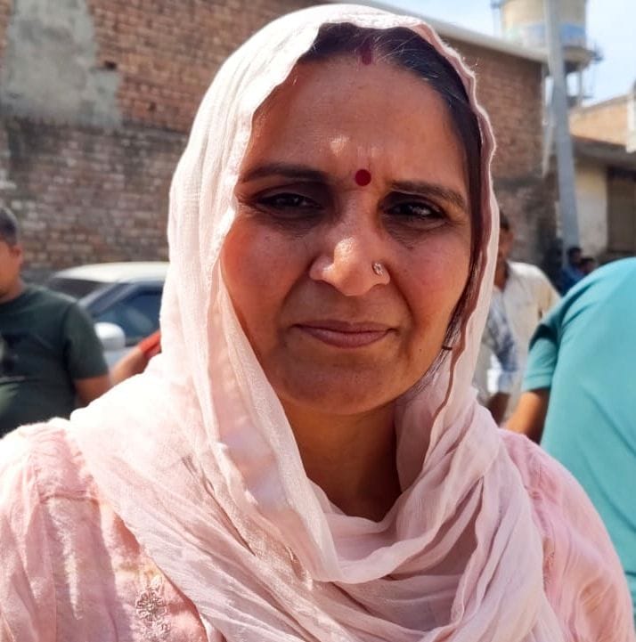 28जेएनडी10-सिलिंडर नहीं मिलने पर गोहाना रोड पर जाम लगाते उपभोक्ता। स्रोत उपभोक्ता 28जेएनडी10-सिलिंडर नहीं मिलने पर गोहाना रोड पर जाम लगाते उपभोक्ता। स्रोत उपभोक्ता