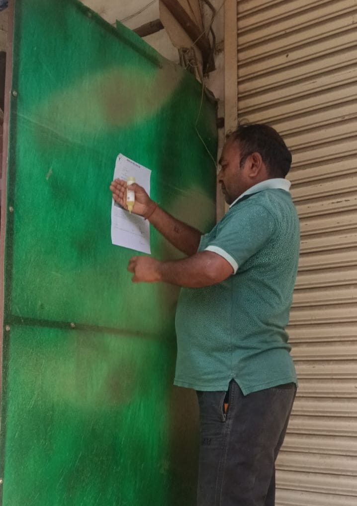 28जेएनडी16:अतिक्रमण हटाने को लेकर दुकानदारों को नोटिस देते नप कर्मचारी। संवाद। 28जेएनडी16:अतिक्रमण हटाने को लेकर दुकानदारों को नोटिस देते नप कर्मचारी। संवाद।