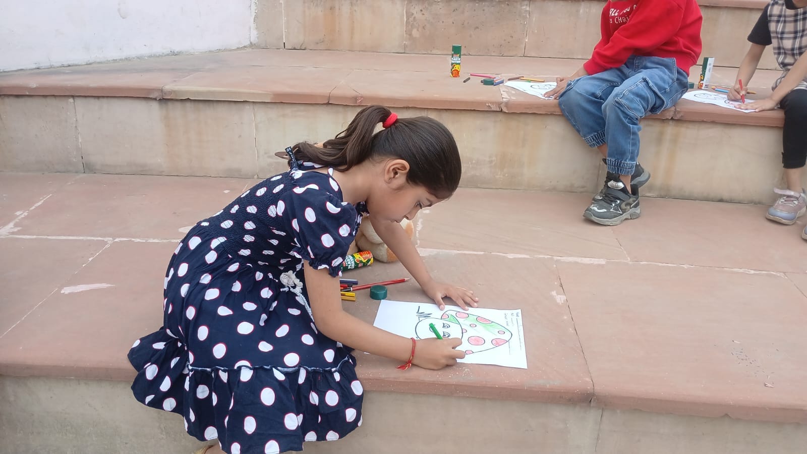 अंबाला छावनी के सुभाष पार्क में आयोजित ड्राइंग प्रतियोगिता के विजेता बच्चे व अभिभावक। प्रवक्ता अंबाला छावनी के सुभाष पार्क में आयोजित ड्राइंग प्रतियोगिता के विजेता बच्चे व अभिभावक। प्रवक्ता