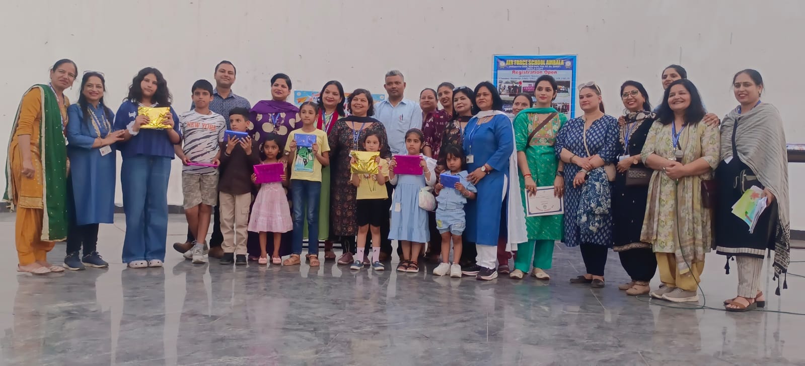 अंबाला छावनी के सुभाष पार्क में आयोजित ड्राइंग प्रतियोगिता के विजेता बच्चे व अभिभावक। प्रवक्ता अंबाला छावनी के सुभाष पार्क में आयोजित ड्राइंग प्रतियोगिता के विजेता बच्चे व अभिभावक। प्रवक्ता
