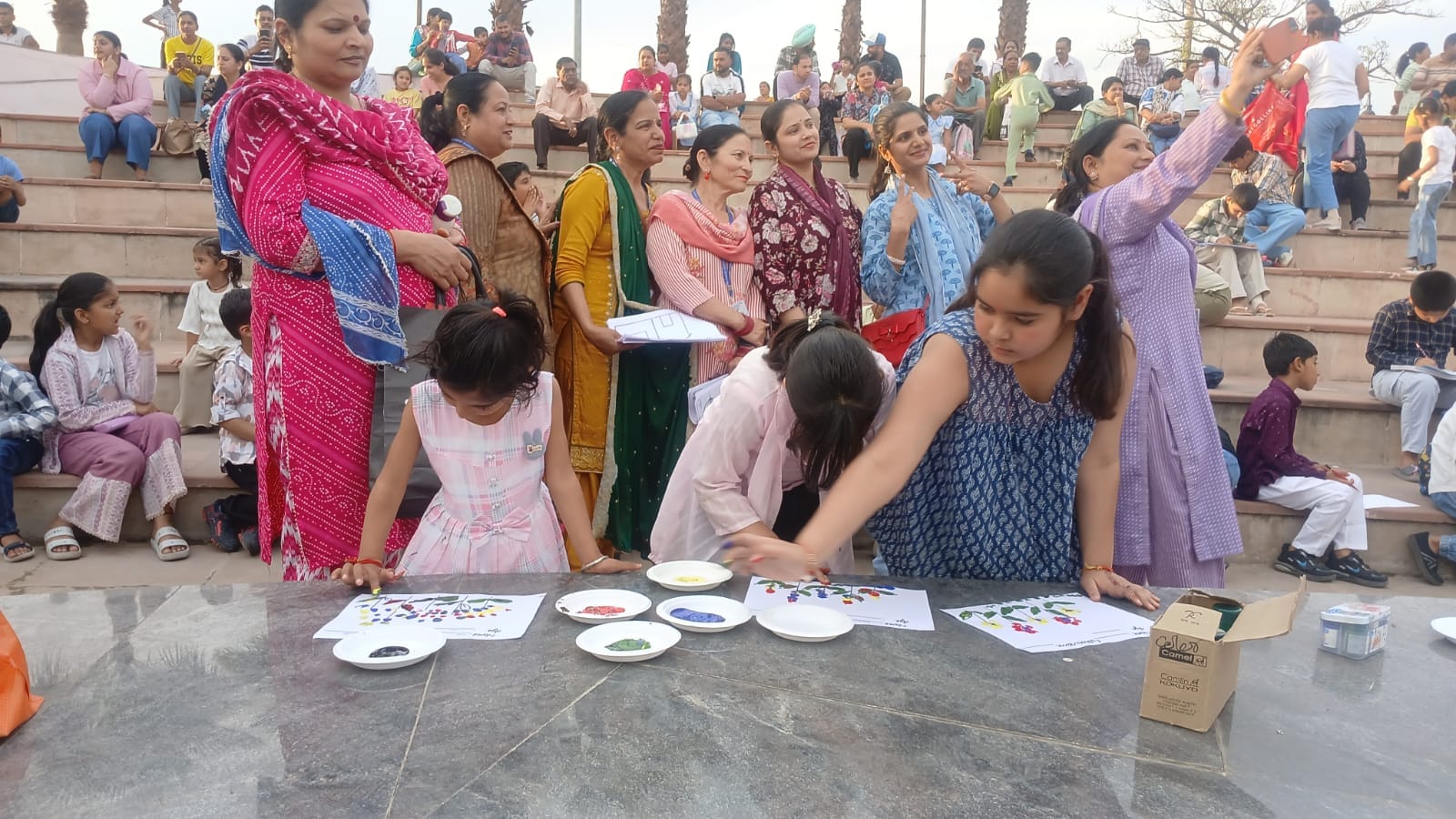 अंबाला छावनी के सुभाष पार्क में आयोजित ड्राइंग प्रतियोगिता के विजेता बच्चे व अभिभावक। प्रवक्ता अंबाला छावनी के सुभाष पार्क में आयोजित ड्राइंग प्रतियोगिता के विजेता बच्चे व अभिभावक। प्रवक्ता