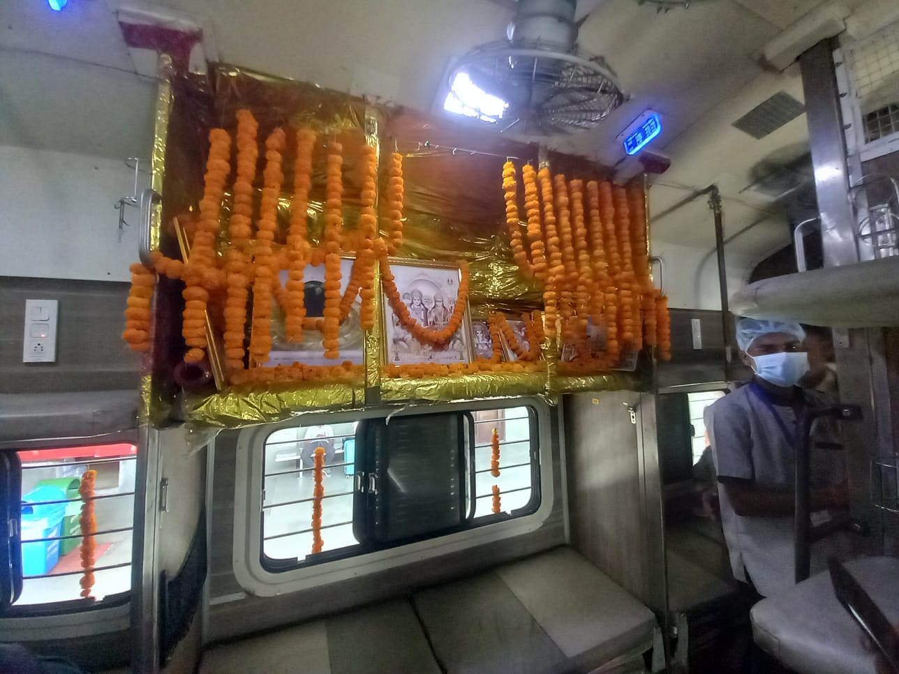 अंबाला छावनी रेलवे स्टेशन पर हुनमान के स्वरूप में प्रस्तुति देते कलाकार। संवाद अंबाला छावनी रेलवे स्टेशन पर हुनमान के स्वरूप में प्रस्तुति देते कलाकार। संवाद