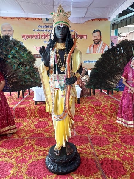 अंबाला छावनी रेलवे स्टेशन पर हुनमान के स्वरूप में प्रस्तुति देते कलाकार। संवाद अंबाला छावनी रेलवे स्टेशन पर हुनमान के स्वरूप में प्रस्तुति देते कलाकार। संवाद