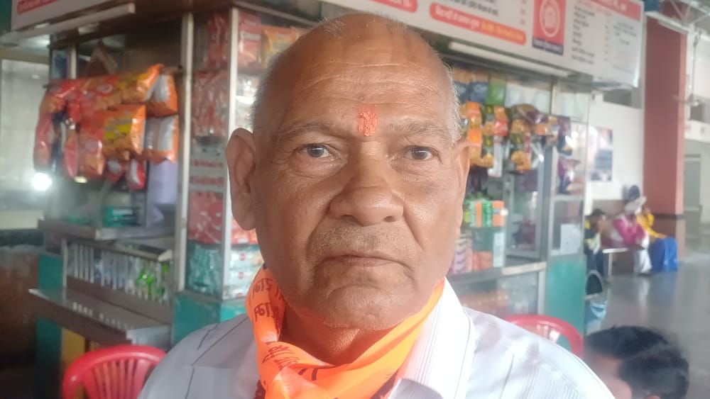 अंबाला छावनी रेलवे स्टेशन पर हुनमान के स्वरूप में प्रस्तुति देते कलाकार। संवाद अंबाला छावनी रेलवे स्टेशन पर हुनमान के स्वरूप में प्रस्तुति देते कलाकार। संवाद