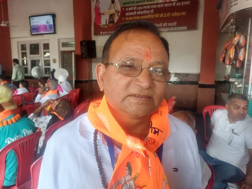 अंबाला छावनी रेलवे स्टेशन पर हुनमान के स्वरूप में प्रस्तुति देते कलाकार। संवाद अंबाला छावनी रेलवे स्टेशन पर हुनमान के स्वरूप में प्रस्तुति देते कलाकार। संवाद
