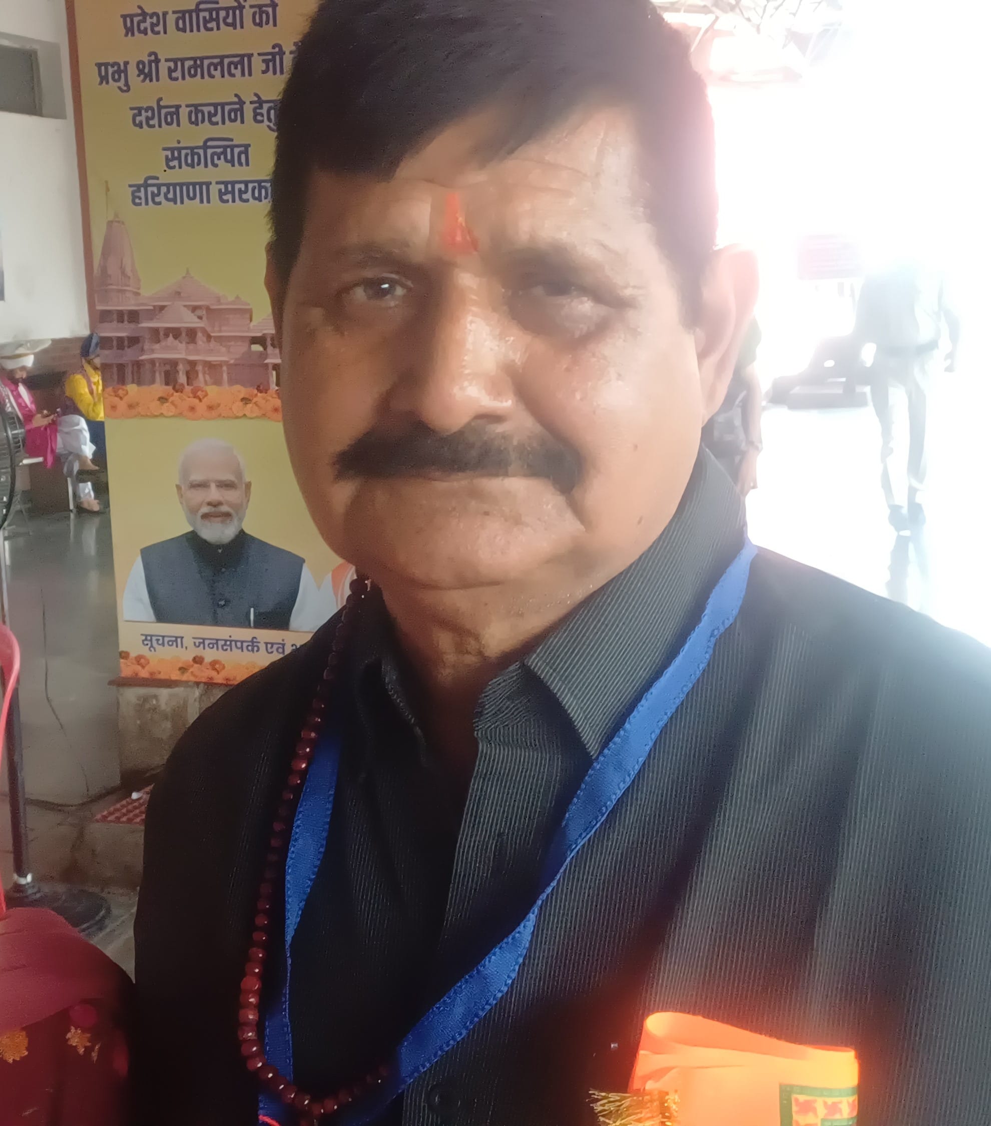 अंबाला छावनी रेलवे स्टेशन पर हुनमान के स्वरूप में प्रस्तुति देते कलाकार। संवाद अंबाला छावनी रेलवे स्टेशन पर हुनमान के स्वरूप में प्रस्तुति देते कलाकार। संवाद