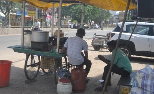 अपना घर कालोनी में गैस सिलिंडर लेने के लिए लगी लोगों की लाइन। संवाद