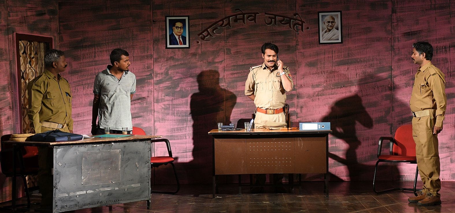 अंतरराष्ट्रीय बौद्ध शोध संस्थान में माई फर्स्ट एनकाउंटर नाटक का मंचन करते कलाकार। -संवाद अंतरराष्ट्रीय बौद्ध शोध संस्थान में माई फर्स्ट एनकाउंटर नाटक का मंचन करते कलाकार। -संवाद