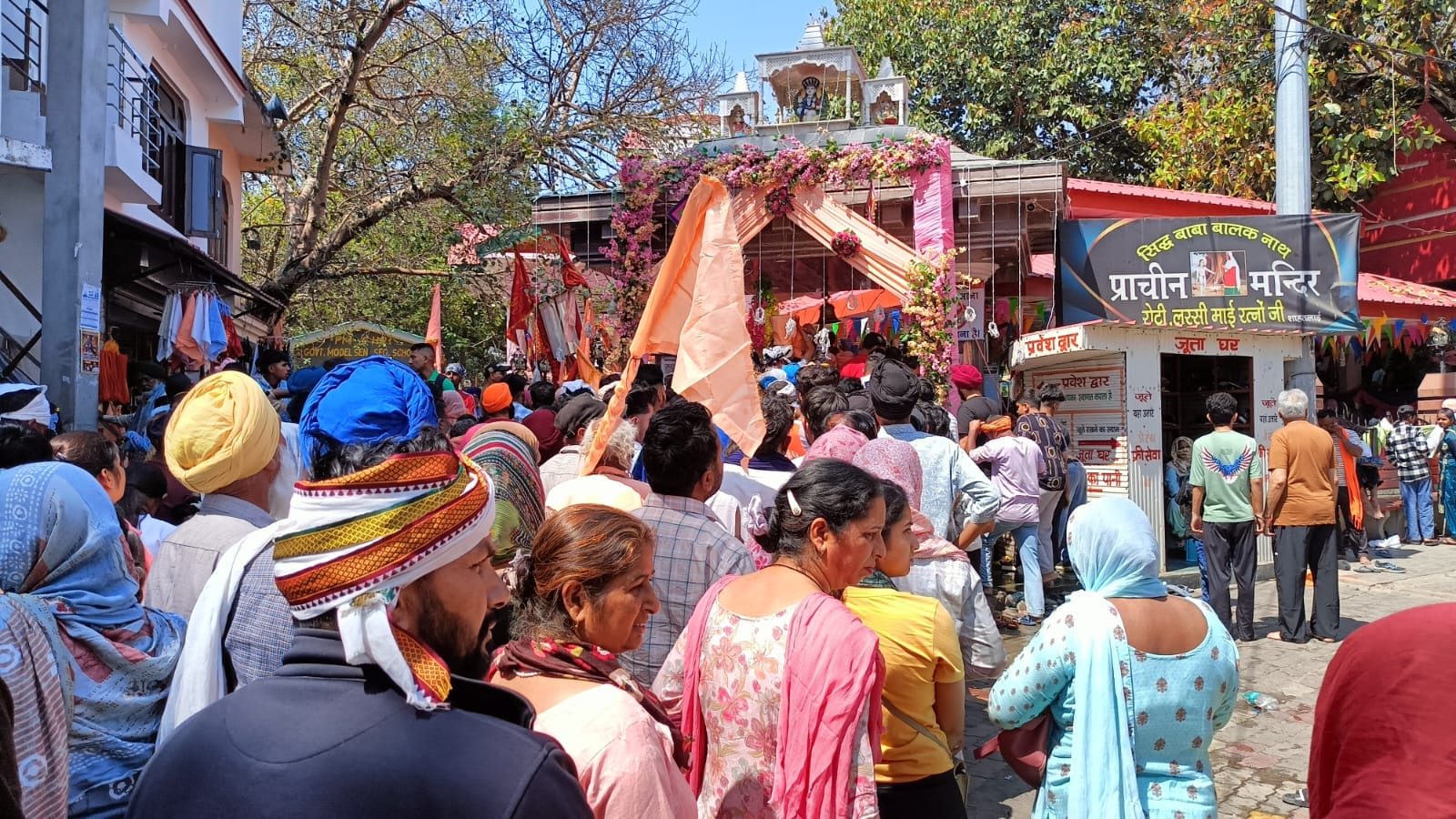 बाबा बालक नाथ मंदिर में दर्शन करते श्रद्धालु। संवाद बाबा बालक नाथ मंदिर में दर्शन करते श्रद्धालु। संवाद