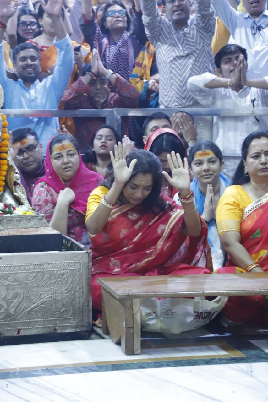 बाबा महाकाल के दर्शन करती अनुपमा