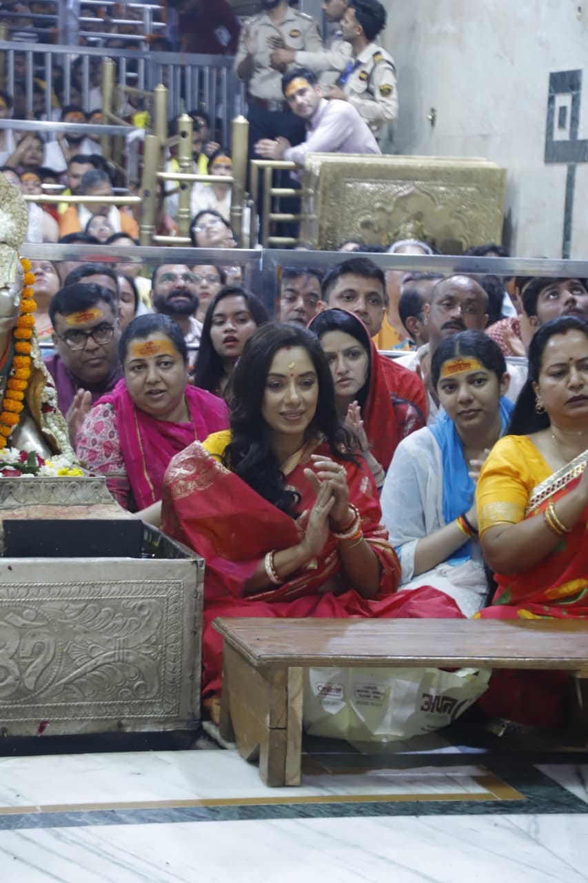 बाबा महाकाल के दर्शन करती अनुपमा