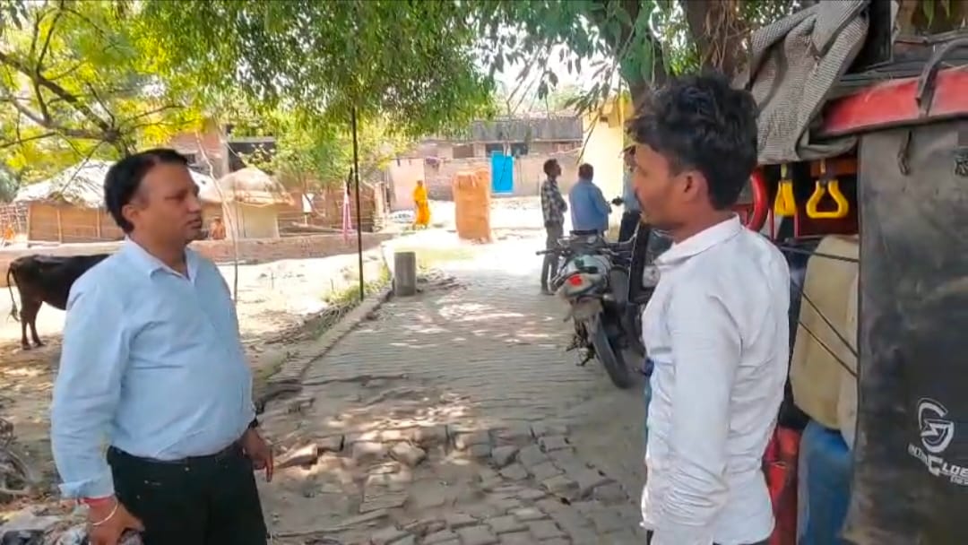 बिहार जा रहे ईरिक्शा में अवैध पेट्रोल और डीजल ।स्रोत-सोशल मीडिया बिहार जा रहे ईरिक्शा में अवैध पेट्रोल और डीजल ।स्रोत-सोशल मीडिया