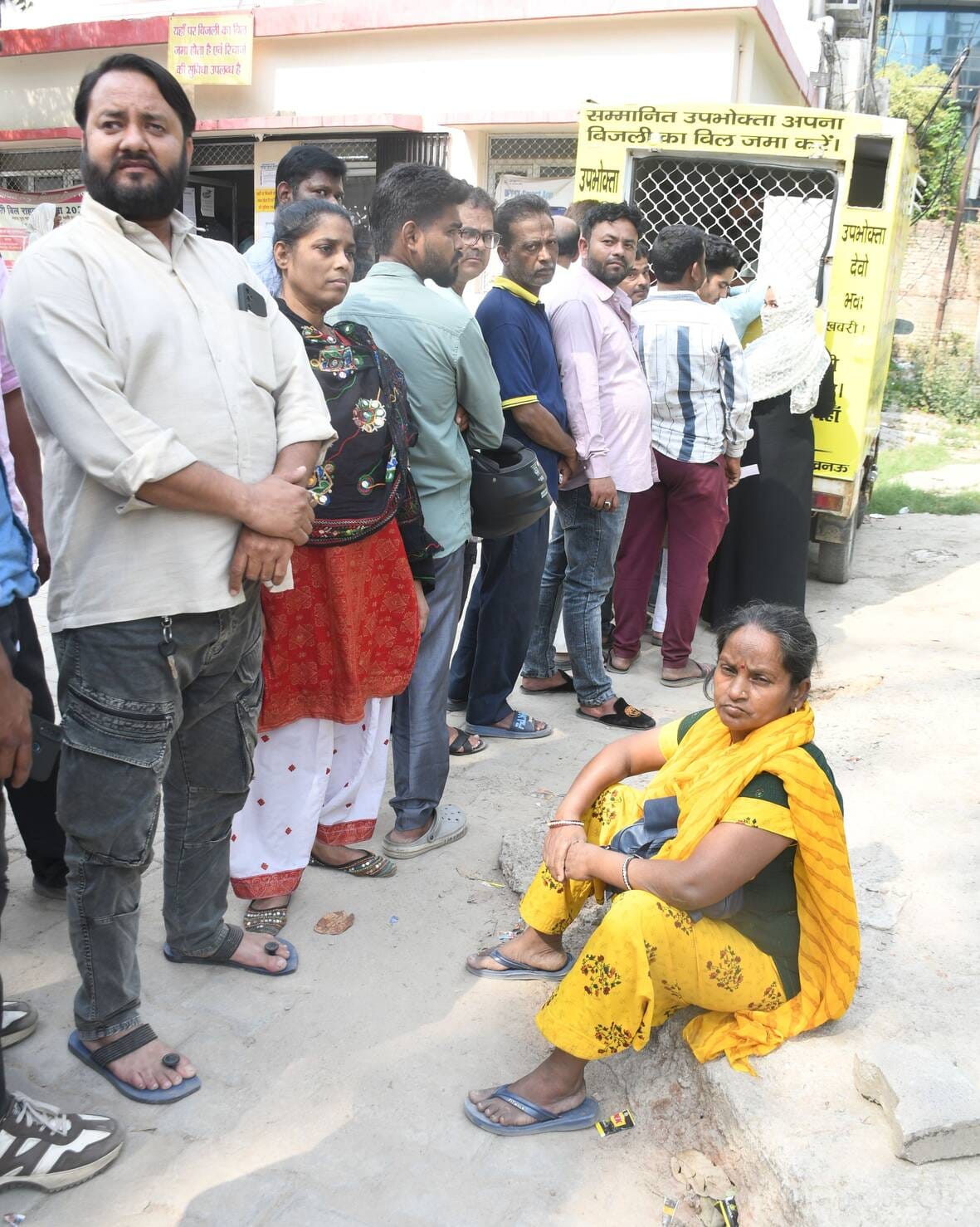 बिजली बिल जमा करने पहुंचे लोग।