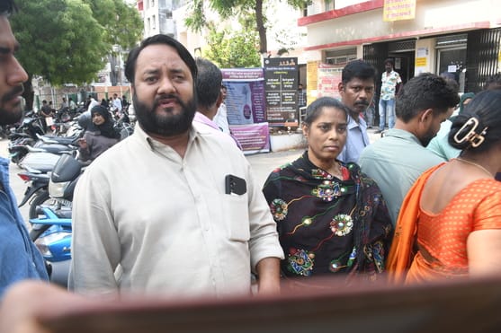 बिजली बिल जमा करने पहुंचे लोग।