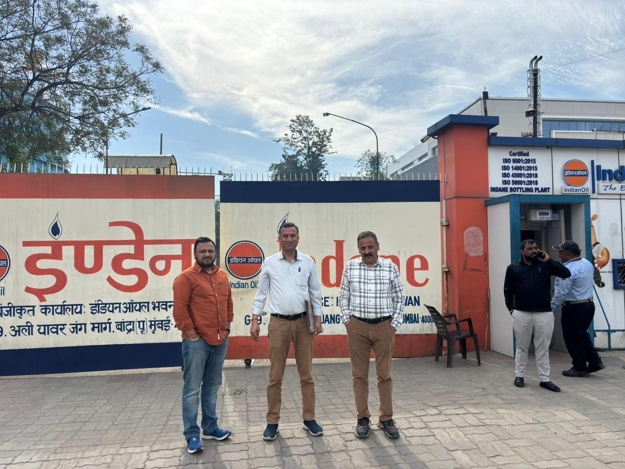 बद्दी में गैस उपभोक्ताओं को समझाते हुए जिला खाद्य आपूर्ति नियंत्रक- संवाद। बद्दी में गैस उपभोक्ताओं को समझाते हुए जिला खाद्य आपूर्ति नियंत्रक- संवाद।