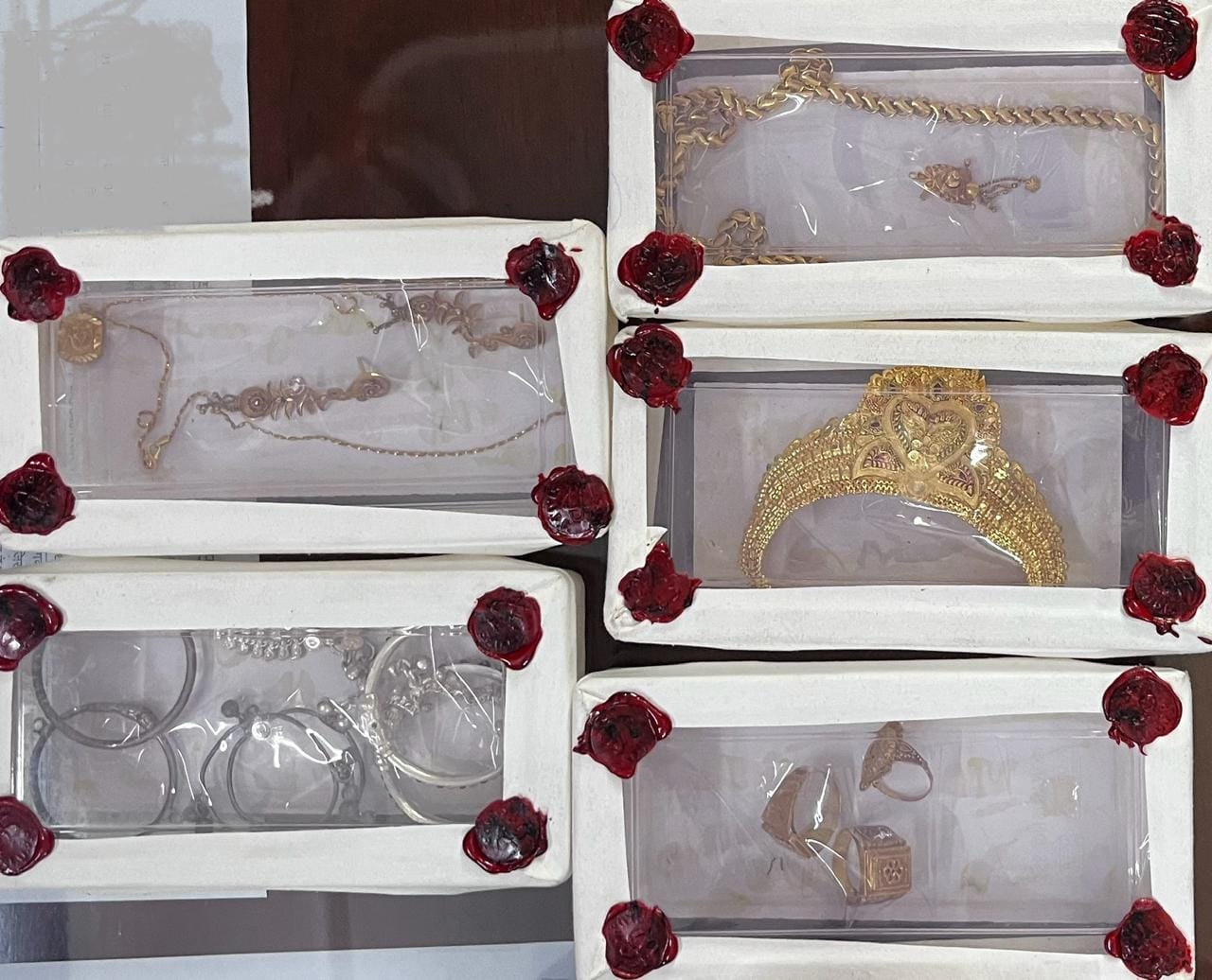 चोरी के खुलासे के बाद पकड़ा गया आरोपी। स्रोत पुलिस चोरी के खुलासे के बाद पकड़ा गया आरोपी। स्रोत पुलिस