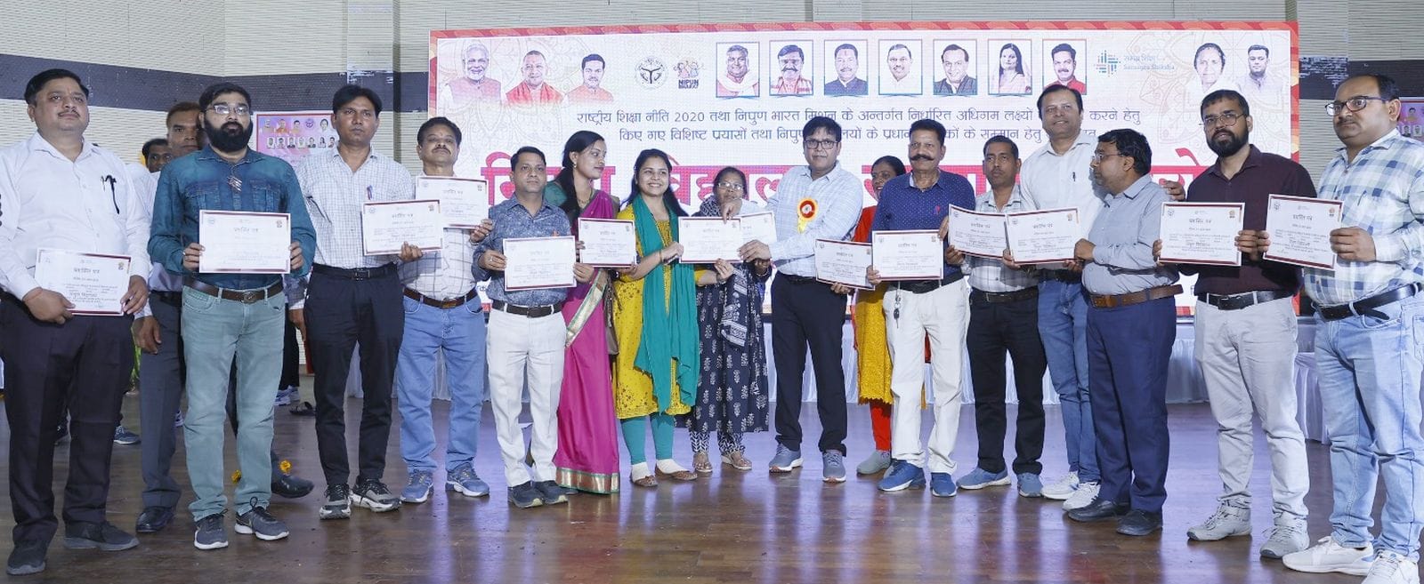 डाइट ऑडिटोरियम में हुए कार्यक्रम के दौरान सांस्कृतिक कार्यक्रम प्रस्तुत करती छात्राएं। स्रोत वि
