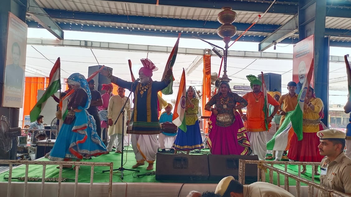 डीजे पर नाचते हुए चेयरपर्सन रजनी इन्द्रजी विरमानी रैली में पहुंचते हुए 02 स्रोत : संवाद डीजे पर नाचते हुए चेयरपर्सन रजनी इन्द्रजी विरमानी रैली में पहुंचते हुए 02 स्रोत : संवाद