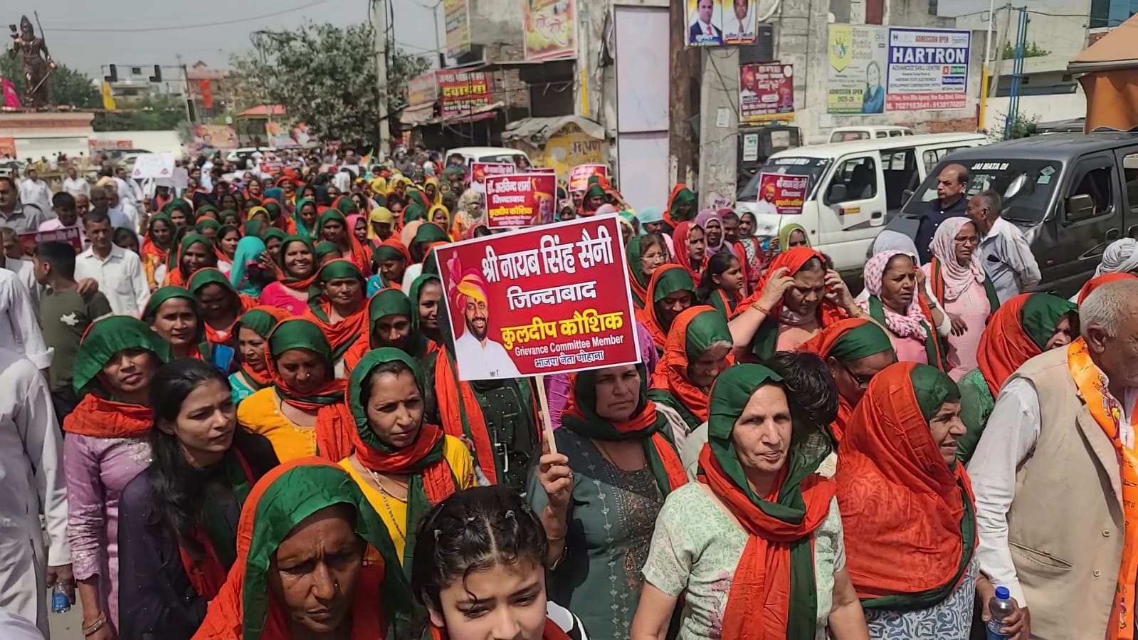 डीजे पर नाचते हुए चेयरपर्सन रजनी इन्द्रजी विरमानी रैली में पहुंचते हुए 02 स्रोत : संवाद डीजे पर नाचते हुए चेयरपर्सन रजनी इन्द्रजी विरमानी रैली में पहुंचते हुए 02 स्रोत : संवाद