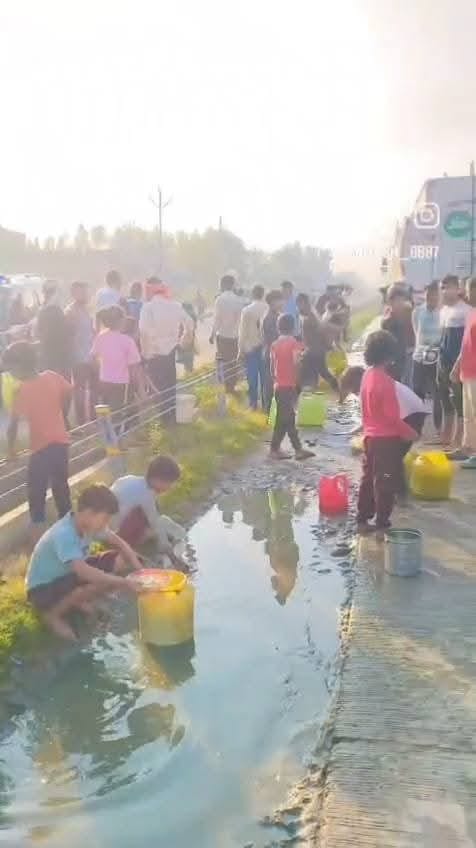 डीजल टैंकर में टक्कर के बाद हाईवे पर क्षतिग्रस्त खड़ी गाड़ी। स्रोत: सोशल मीडिया डीजल टैंकर में टक्कर के बाद हाईवे पर क्षतिग्रस्त खड़ी गाड़ी। स्रोत: सोशल मीडिया