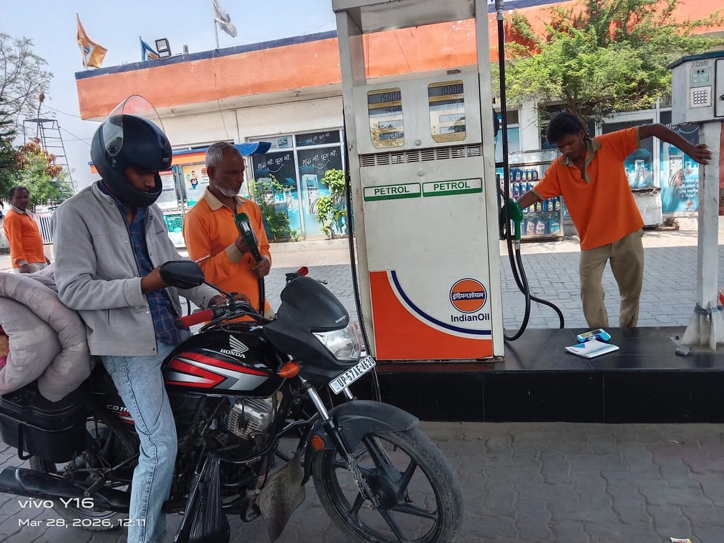 एनएच 28 स्थित महुआरी में दो पहिया वाहन में तेल भरता कर्मचारी।संवाद एनएच 28 स्थित महुआरी में दो पहिया वाहन में तेल भरता कर्मचारी।संवाद