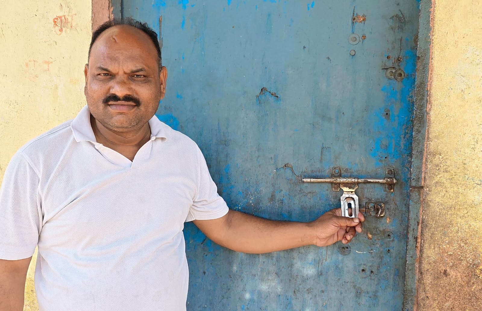 फोटो -02 चोरी के बाद अलमारी दिखते गल्ला व्यपारी संजीव निरजंन। संवाद