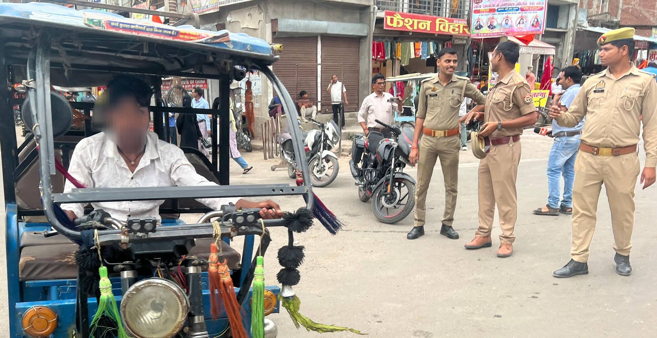 फोटो-14-चौक चौराहे पर पुलिस के सामने से ई रिक्शा लेकर निकलता नाबालिग। संवाद फोटो-14-चौक चौराहे पर पुलिस के सामने से ई रिक्शा लेकर निकलता नाबालिग। संवाद