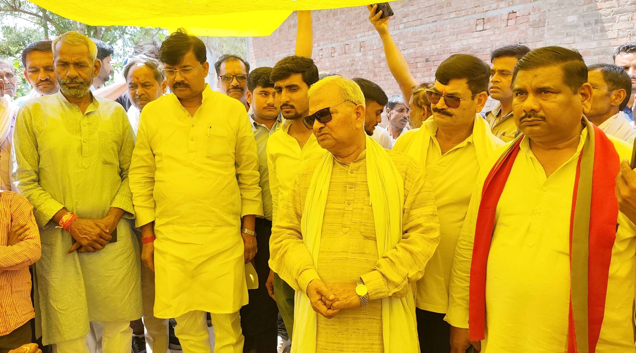 फोटो-24-मयंक की दादी शिव देवी को ढांढस बंधाते सांसद नरेश उत्तम पटेल। संवाद फोटो-24-मयंक की दादी शिव देवी को ढांढस बंधाते सांसद नरेश उत्तम पटेल। संवाद