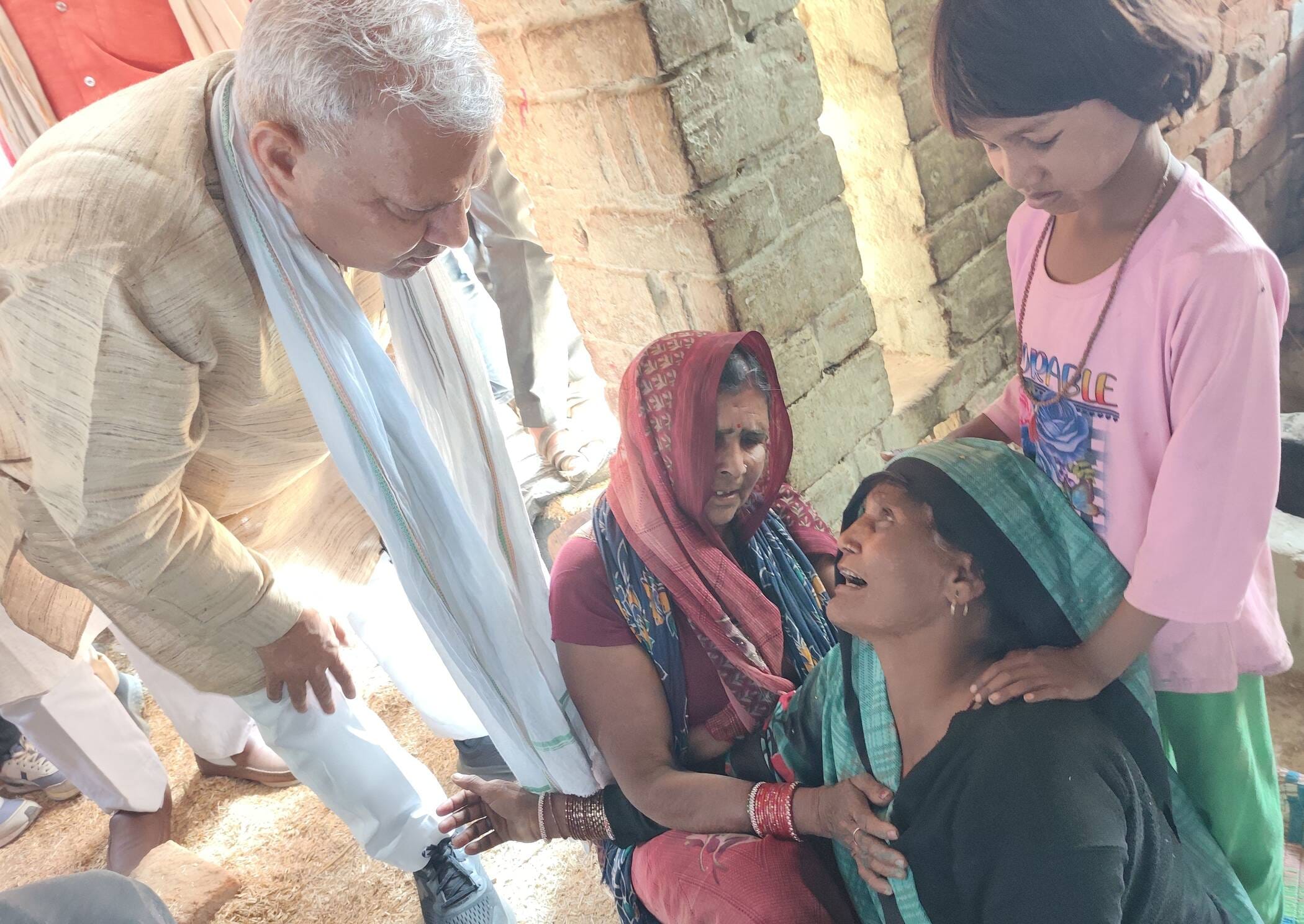 फोटो-24-मयंक की दादी शिव देवी को ढांढस बंधाते सांसद नरेश उत्तम पटेल। संवाद फोटो-24-मयंक की दादी शिव देवी को ढांढस बंधाते सांसद नरेश उत्तम पटेल। संवाद