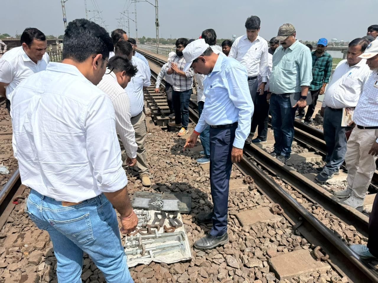 फोटो-28- डीआरएम को ज्ञापन देते दैनिक यात्री संघ के पदाधिकारी। स्रोत: संगठन