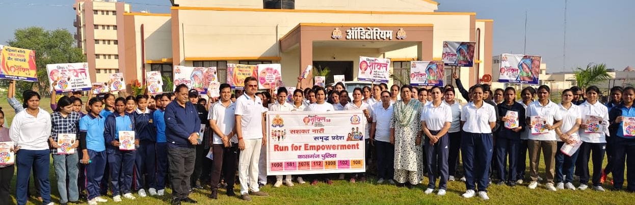 फोटो 28 - ऑपरेशन जागृति के तहत महिलाओं को जागरूक करती मिशन शक्ति की टीम। श्रोत : पुलिस मीडिया 