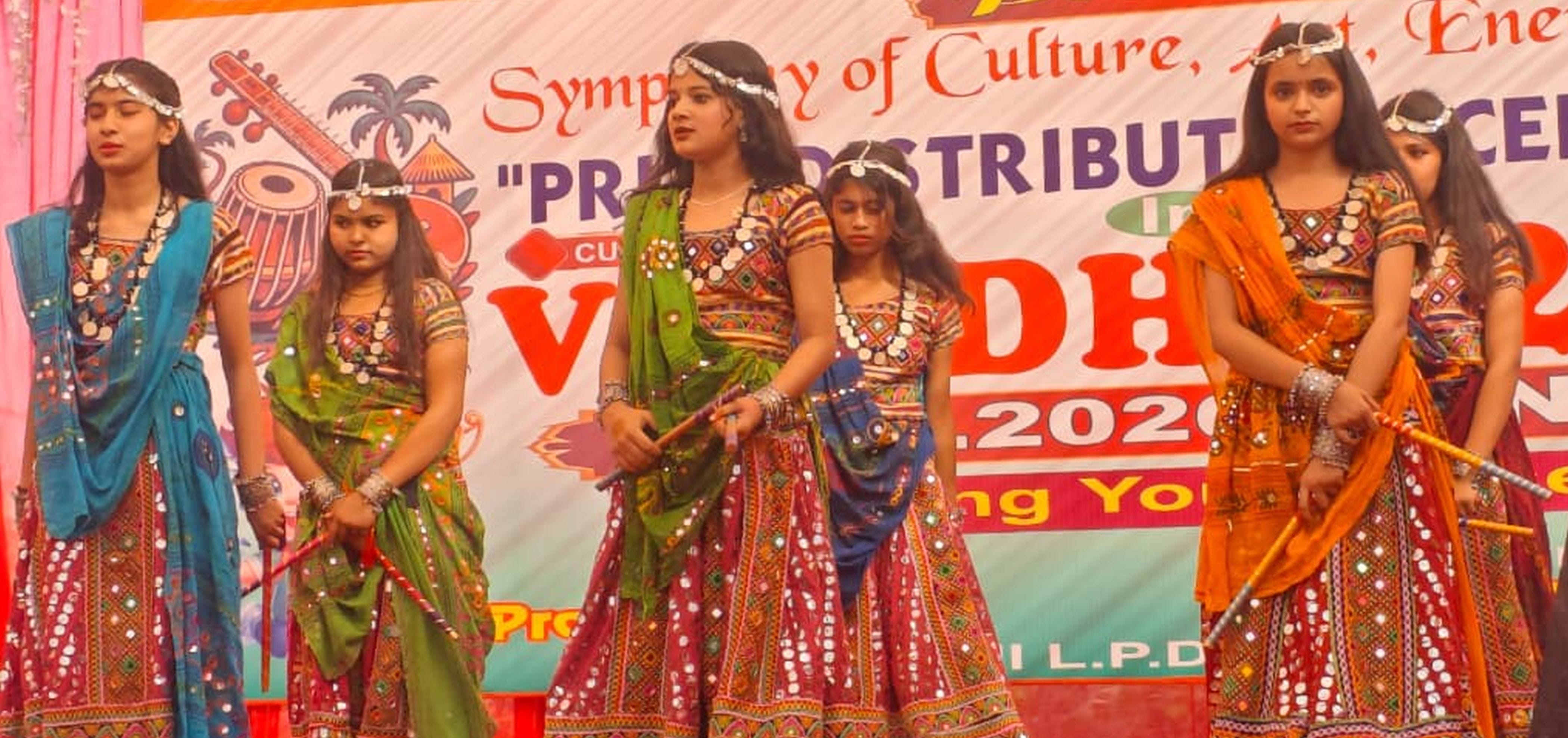 फोटो-38-सांस्कृतिक कार्यक्रम प्रस्तुत करती छात्राएं। संवाद